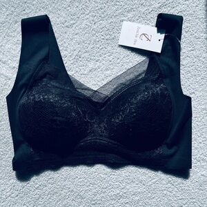 XL Padded bra. Black with pretty lace & wide straps.
NWOT. Smoke & pet free home
